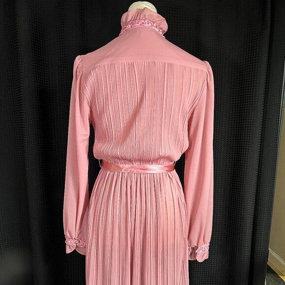 Vintage 1970s Union Made Dusty Pink Pleated Secretary Mod Dress Sequins Accents - Picture 8 of 14